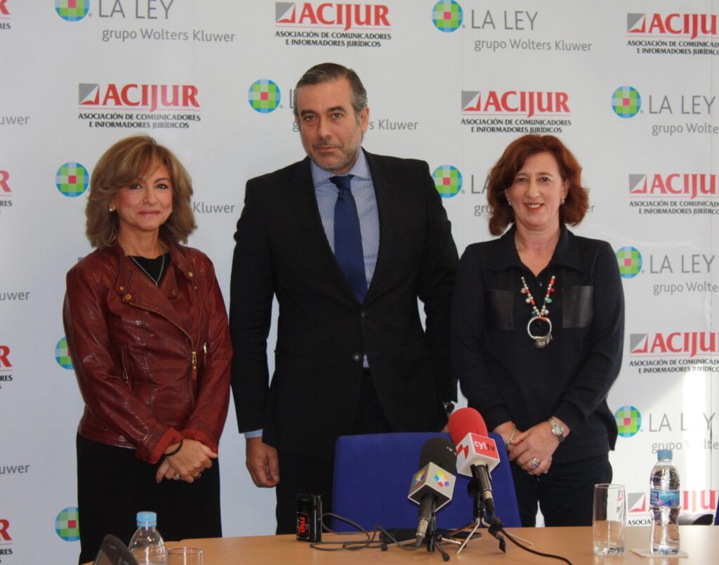Enrique López, entre Rosalina Díaz y Patricia Rosety.