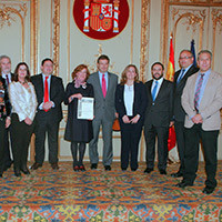 El ministro de Justicia y Patricia Rosety posan con la Junta Directiva de ACIJUR al completo