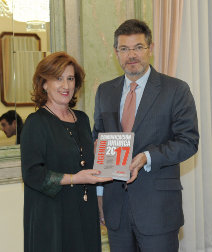 Patricia Rosety, presidenta de ACIJUR, entrega a Rafael Catalá un ejemplar de la Agenda de la Comunicación Jurídica 2017