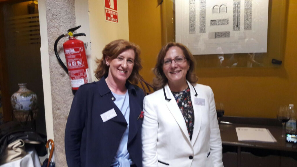 Patricia Rosety, presidenta de ACIJUR, junto a Elsa González, presidenta de FAPE.