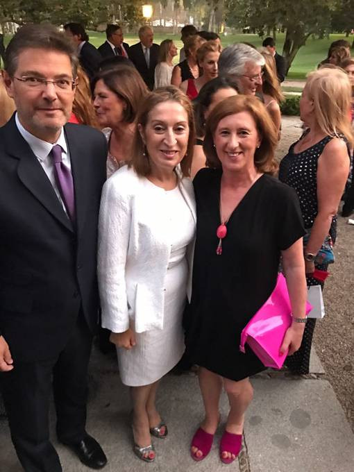 Patricia Rosety, presidenta de ACIJUR, con la presidenta del Congreso, Ana Pastor, y el ministro de Justicia, Rafael Catalá