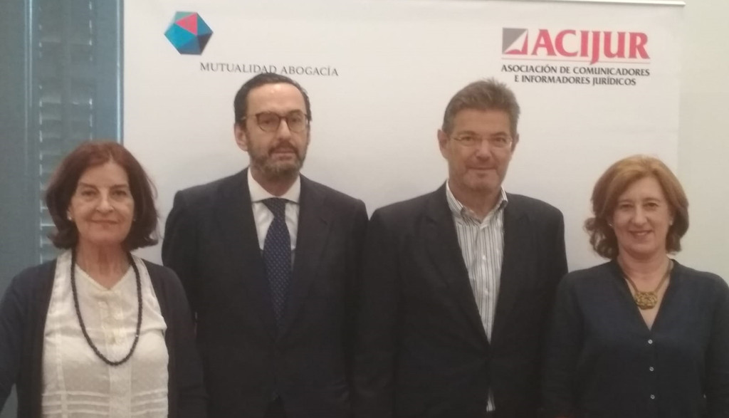 De izquierda a derecha, Luisa Jaén, directora de comunicación de la Mutualidad; Enrique Fernández, presidente de la Mutualidad, Rafael Catalá, exministro de Justicia; Patricia Rosety, presidenta ACIJUR.