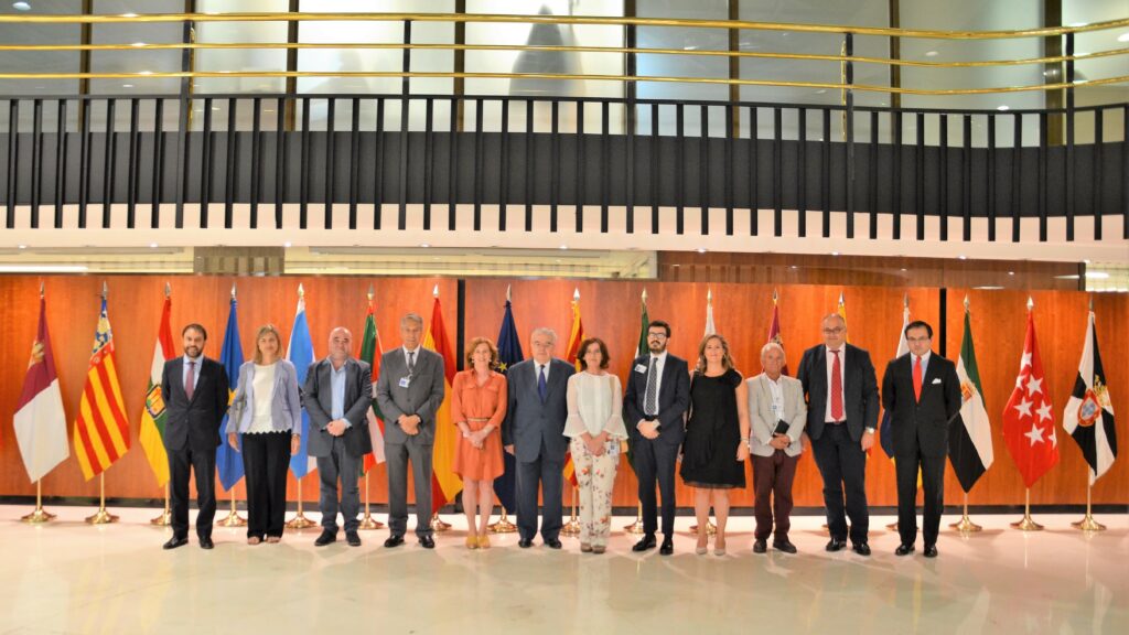 Los miembros de la Junta Directiva de ACIJUR con el presidente del Tribunal Constitucional, Juan José Rodríguez Rivas.