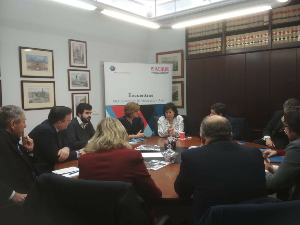 Cristina Dexeus contestando las preguntas de socios de Acijur