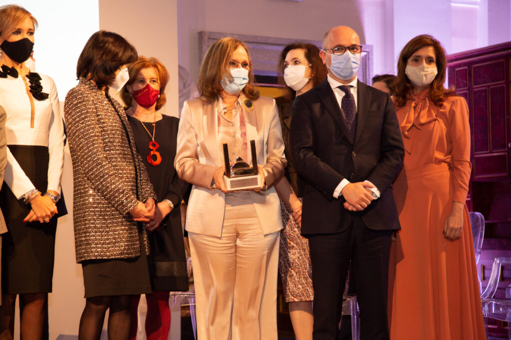 La presidenta de ACIJUR, Patricia Rosety, participa en la entrega de los II Premios Women in a Legal World