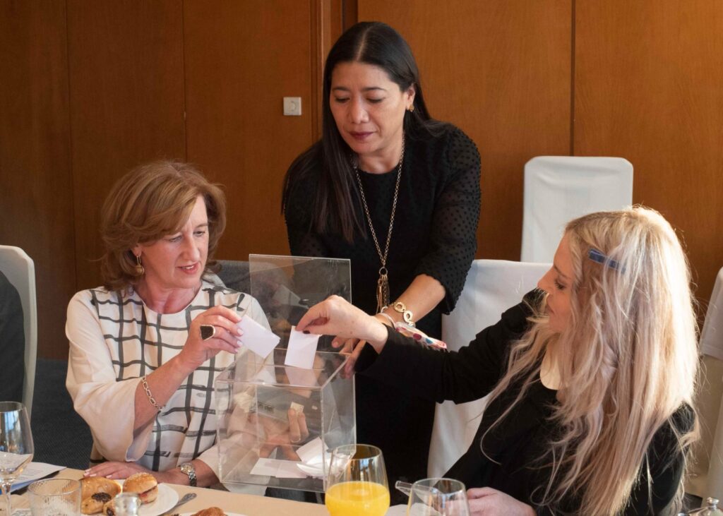 Patricia Rosety deposita su voto a las distintas categorías.