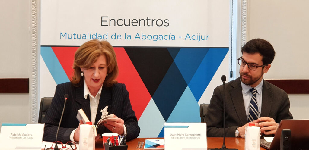 Patricia Rosety, presidenta de ACIJUR, hace la introducción al encuentro informativo