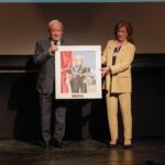 Pascual Sala, Premio Puñetas de Oro, recibe el galardón de las manos de la presidenta de ACIJUR, Patricia Rosety.