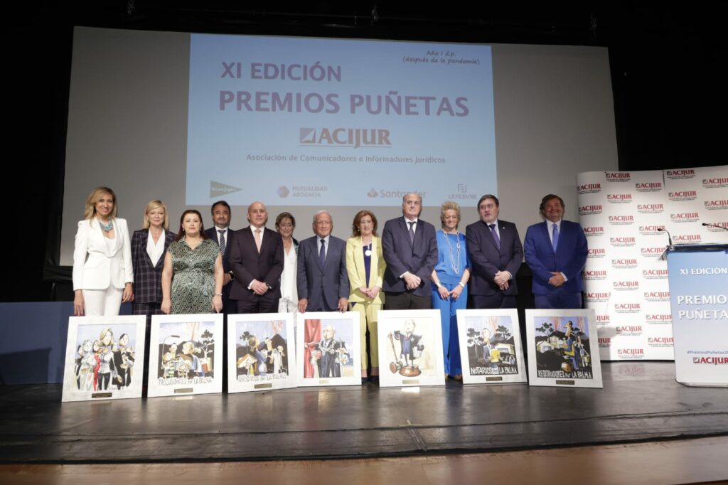 Foto de familia; Patricia Rosety con los premiados y autoridades.