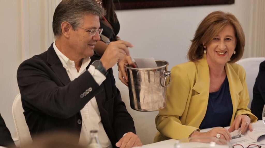 Patricia Rosety, presidenta de ACIJUR, junto a Rafael Catalá, abogado y exministro de Justicia, durante sus votaciones. Foto: Confilegal.
