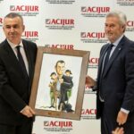 El escritor Lorenzo Silva, Premio Puñetas de Bronce. Entrega el galardón el vicepresidente de ACIJUR, Agustín Zurita.
