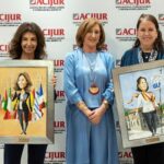 Las abogadas Almudena Arpón de Mendívil y Urquiola de Palacio, Premio Puñetas de Oro. Entrega el galardón la presidenta de ACIJUR, Patricia Rosety.