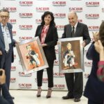 Los juristas Miquel Roca Junyent y Miguel Herrero y Rodríguez de Miñón, Premio Puñetas a una Trayectoria. Entrega el galardón Julia Fernández, directora de Colectivos y Justicia de Santander España.