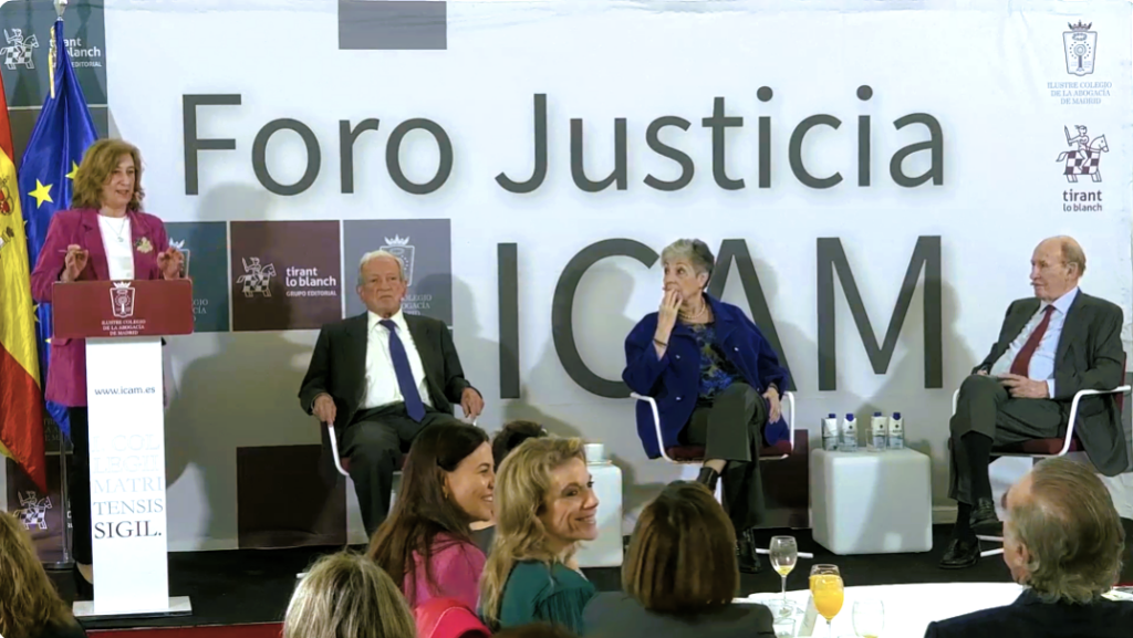 Patricia Rosety modera el debate con la intervención de Pascual Sala, Encarnación Roca y Enrique Gimbernat (de izda. a dcha.)