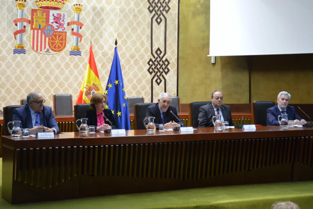De izda. a dcha. Diego Carrasco, dircom del Tribunal Constitucional; Patricia Rosety, presidenta de ACIJUR; Cándido Conde-Pumpido, presidente del Tribunal Constitucional; Andrés Gutiérrez, sec.gral. del Tribunal Constitucional; y Agustín Zurita, vicepresidente de ACIJUR