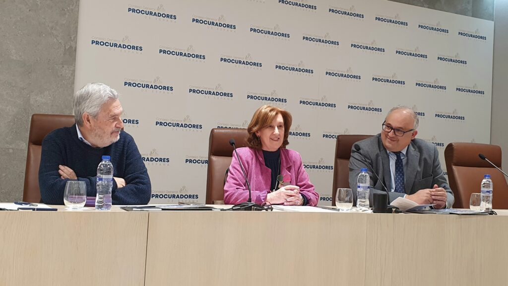 Agustín Zurita, vicepresidente de ACIJUR; Patricia Rosety, presidenta de ACIJUR; y Diego Carrasco, director de comunicación del Tribunal Constitucional, durante la presentación del curso formativo