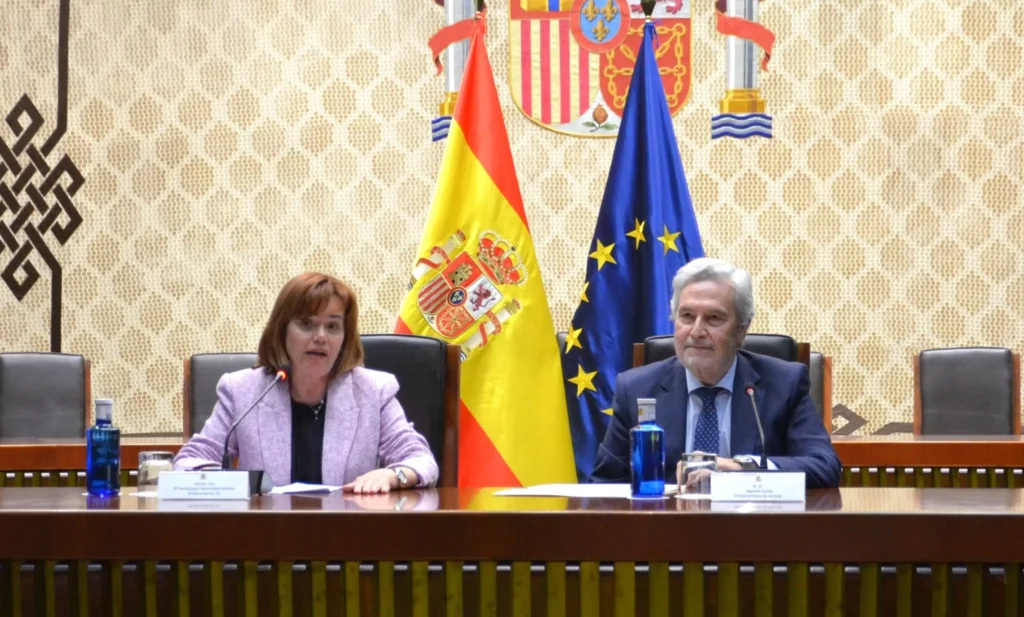 Inmaculada Montalbán, vicepresidenta del Tribunal Constitucional, y Agustín Zurita, vicepresidente de ACIJUR, clausuran el curso