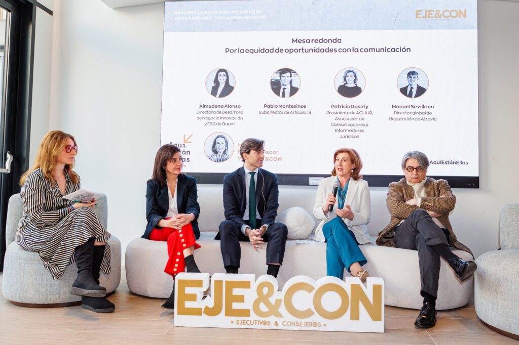 Patricia Rosety, junto a los demás participantes, durante su intervención en la mesa redonda