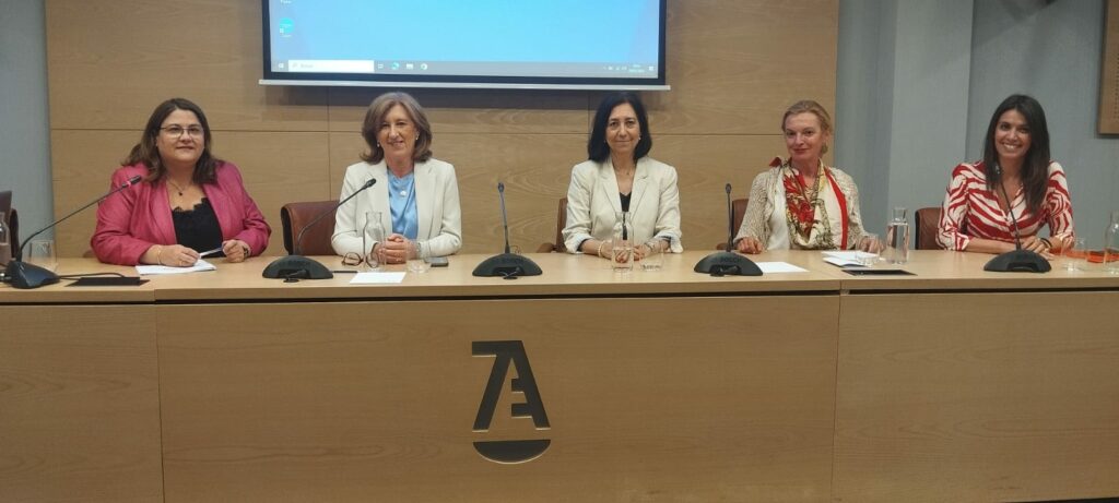 Participantes de la mesa redonda: Justicia y periodismo