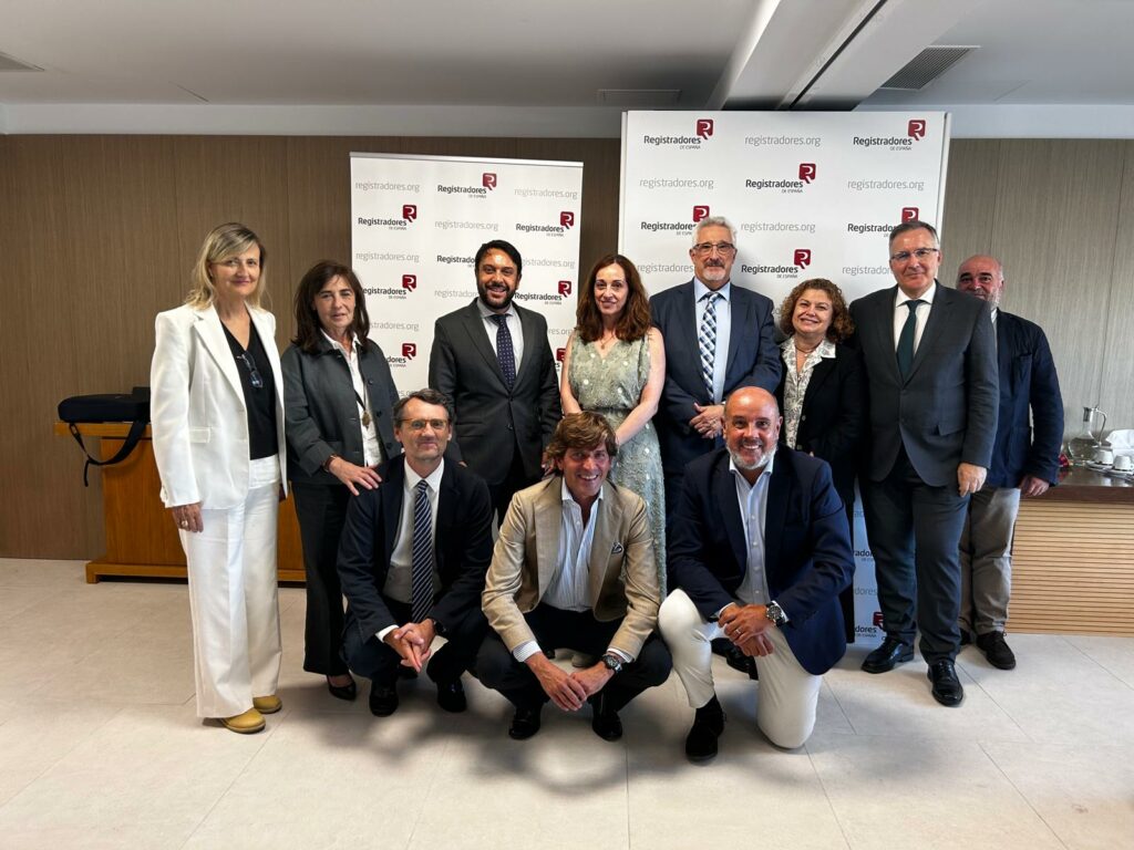 Foto de familia de la Junta directiva de ACIJUR en su visita al Colegio de Registradores