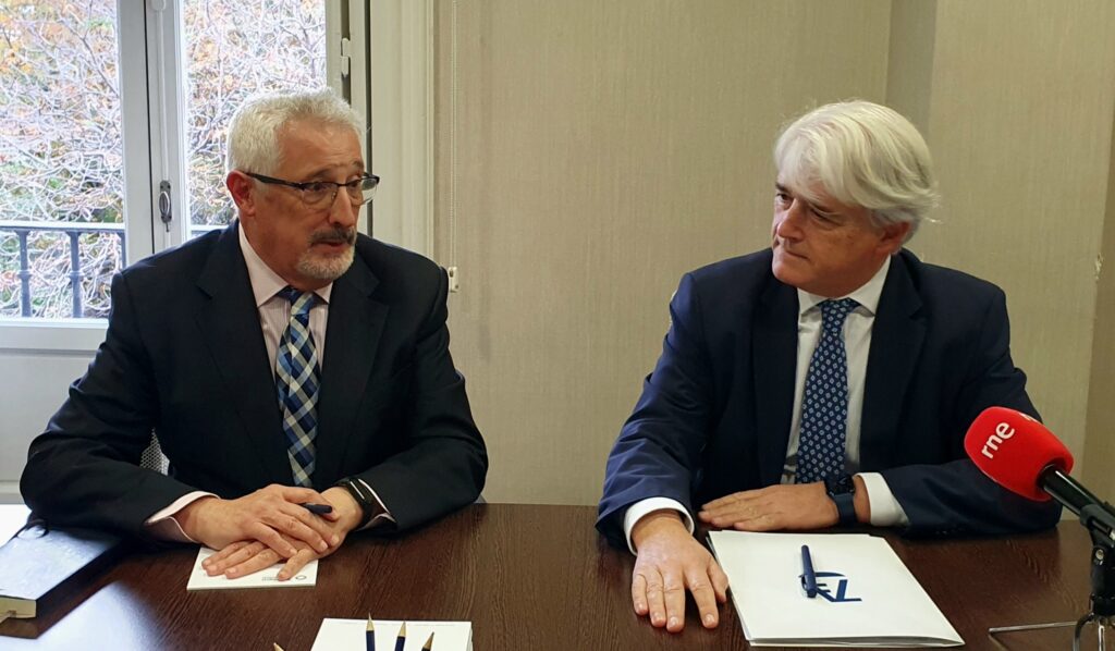 El presidente de ACIJUR, Xavier Gil Pecharromán, da comienzo al encuentro informativo con Salvador González, presidente del CGAE