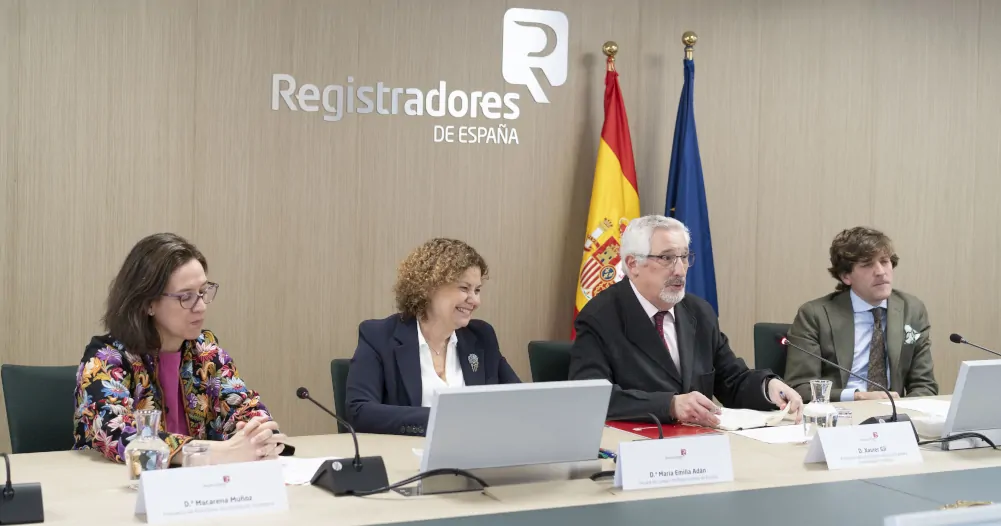 De izda. a dcha.: Macarena Muñoz, presidenta de la APIE; María Emilia Adán, decana del Colegio de Registradores; Xavier Gil Pecharromán, presidente de ACIJUR; y Sebastián Del Rey, director de RRII del Colegio de Registradores