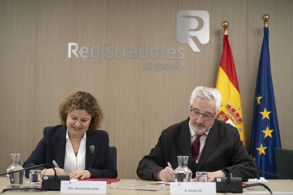 María Emilia Adán García, decana del Colegio de Registradores, y Xavier Gil Pecharromán, presidente de ACIJUR, en la firma del convenio