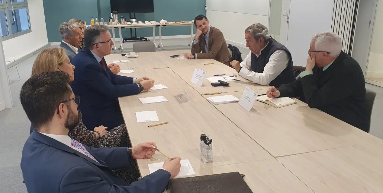 Mesa de reunión con los periodistas asistentes al encuentro informativo