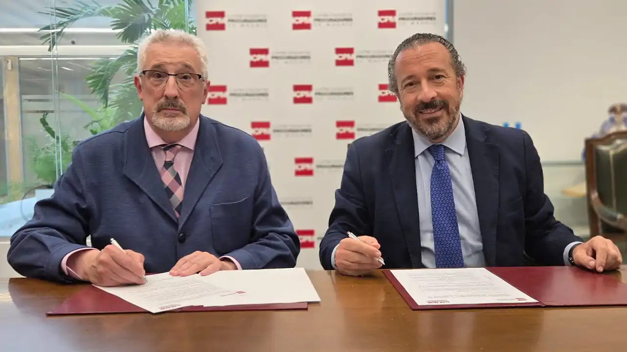 Xavier Gil Pecharromán, presidente de ACIJUR, y Alberto García Barrenechea, decano del ICPM, en la firma del convenio