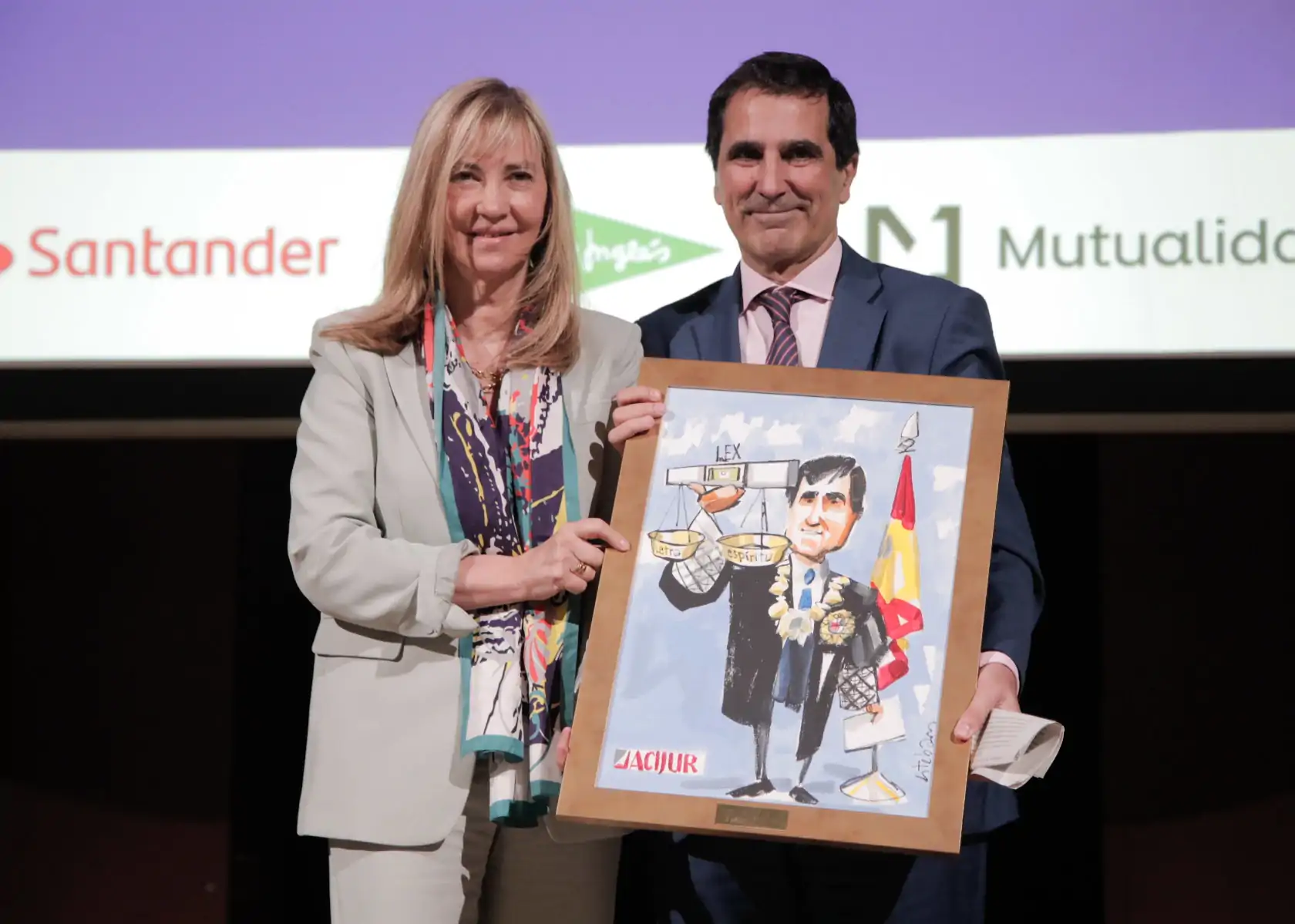 Antonio del Moral, Premio Puñetas de Oro, recoge el premio de manos de Isabel Perelló, presidenta del Poder Judicial y Tribunal Supremo.