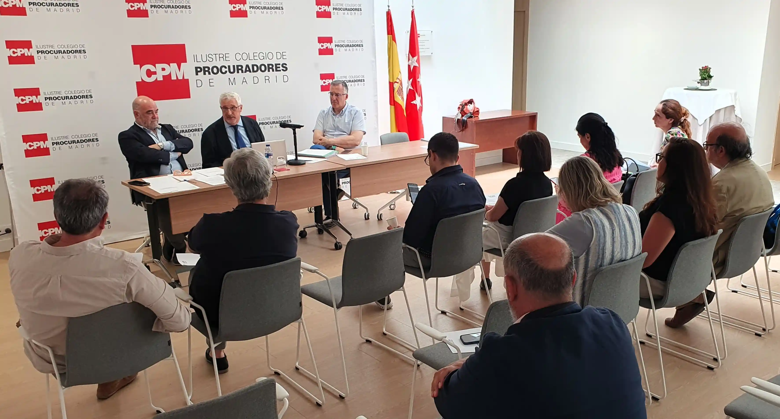 Algunos socios asistentes a la Asamblea General de ACIJUR.