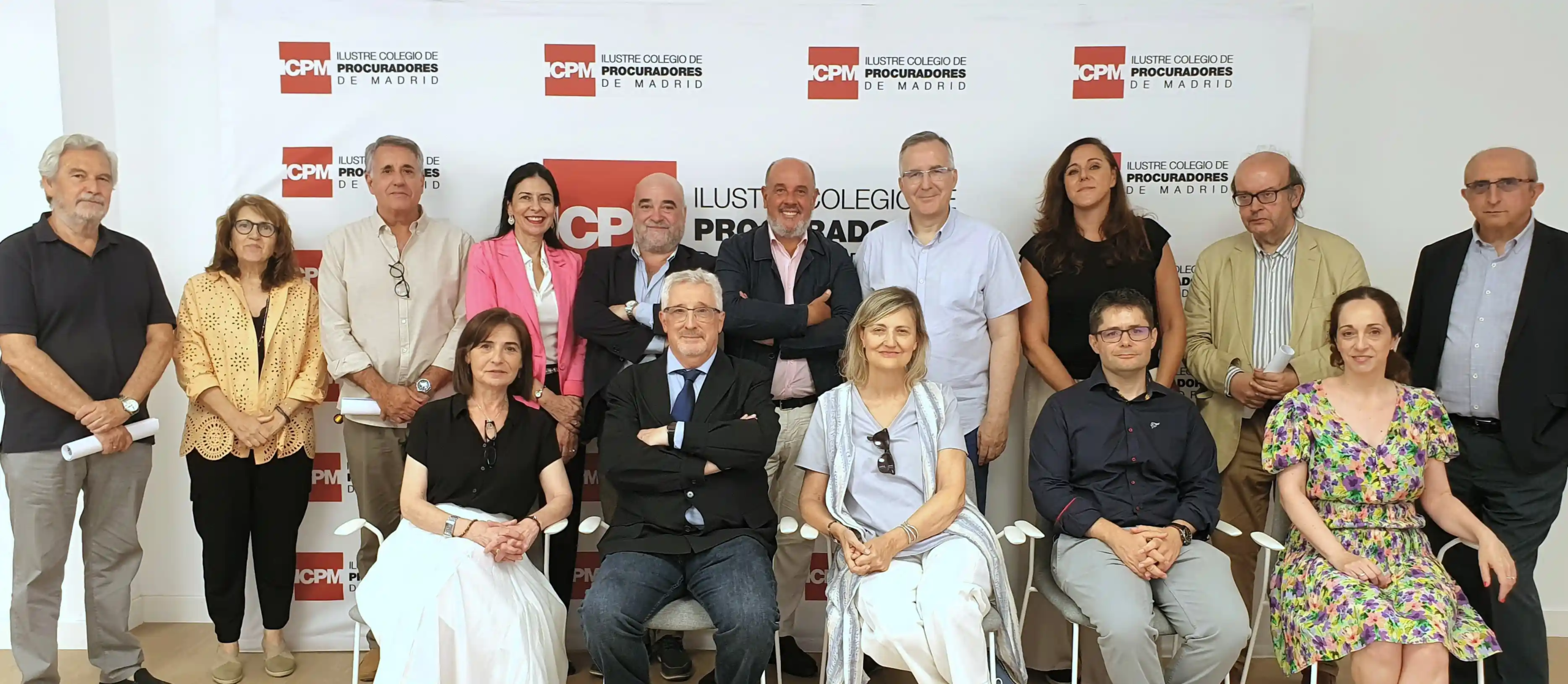 Foto de familia de los socios asistentes a la Asamblea General de ACIJUR.