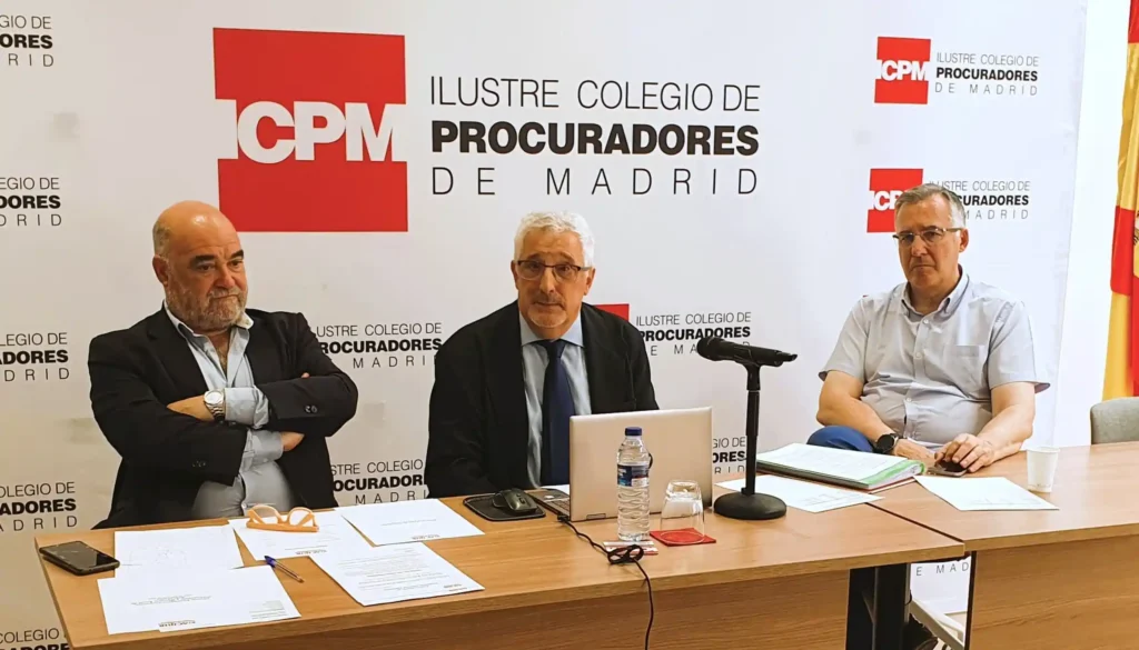 La Junta Directiva de ACIJUR presenta el informe anual de la asociación. De izda. a dcha.: Carlos Capa, secretario general; Xavier Gil Pecharromán, presidente; y Carlos Berbell, vicepresidente