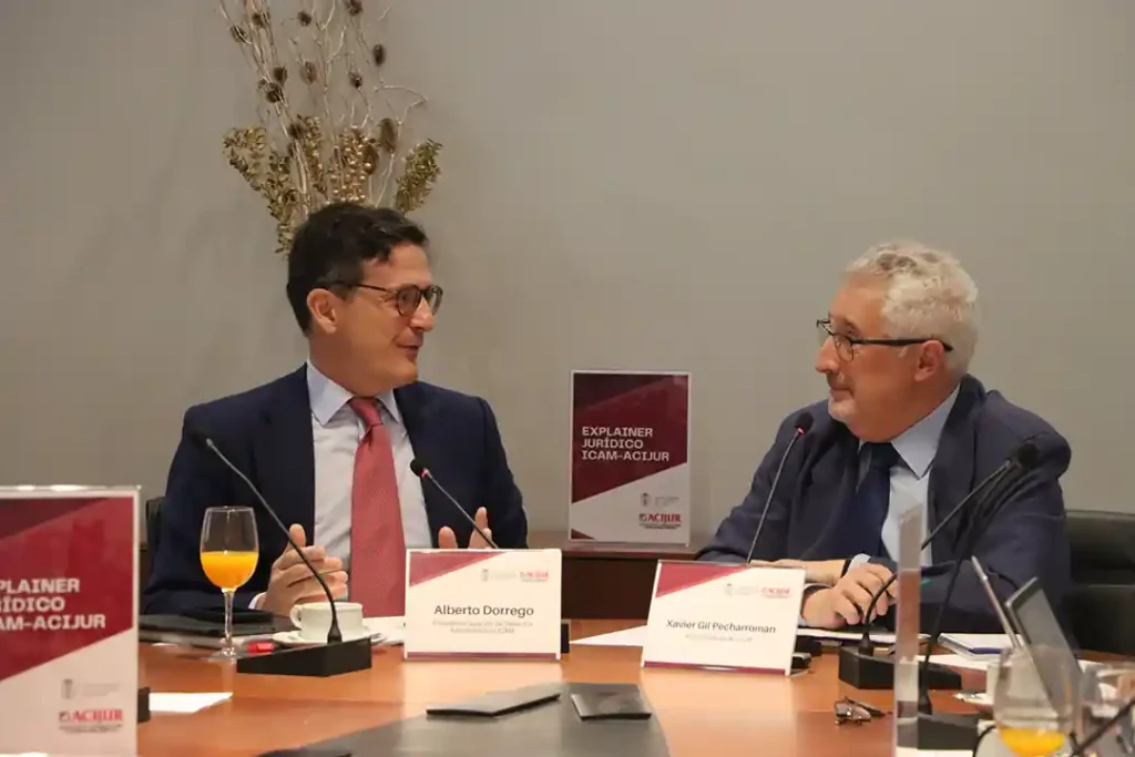 Alberto Dorrego, presidente de la Sección de Derecho Administrativo del ICAM, y Xavier Gil Pecharromán, presidente de ACIJUR, durante la sesión "Explainers jurídicos" ICAM-ACIJUR sobre contratación pública