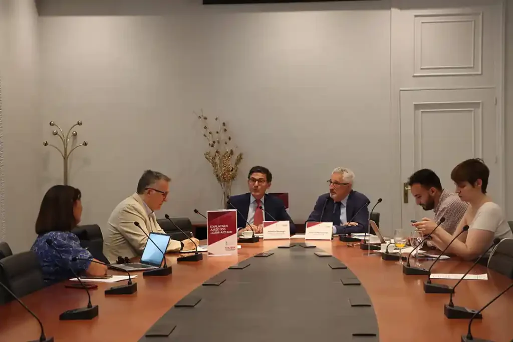 Mesa de reunión de la 2ª sesión "Explainers jurídicos" con periodistas asistentes de forma presencial.