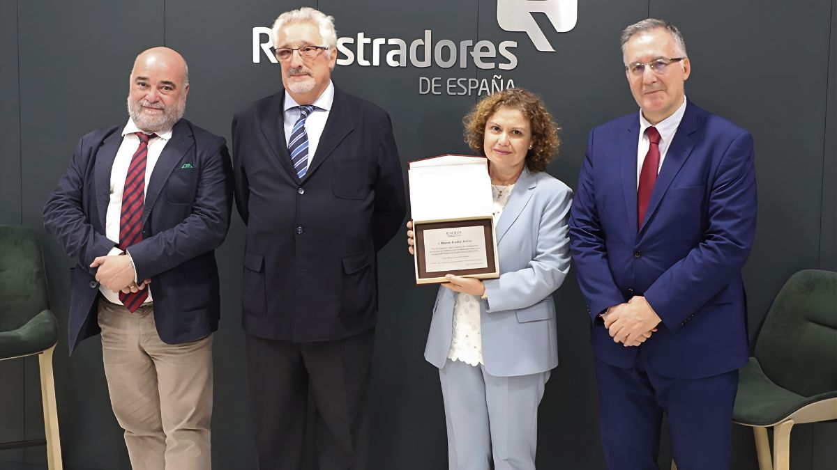 La Junta Directiva de ACIJUR homenajeó a la decana del Colegio de Registradores, María Emilia Adán, en reconocimiento a su colaboración. En la foto, de izquierda a derecha, Carlos Capa, secretario, Xavier Gil Pecharromán, presidente, María Emilia Adán, decana del Colegio de Registradores con la placa conmemorativa que le fue entregada, y Carlos Berbell, vicepresidente. Foto: ACIJUR.