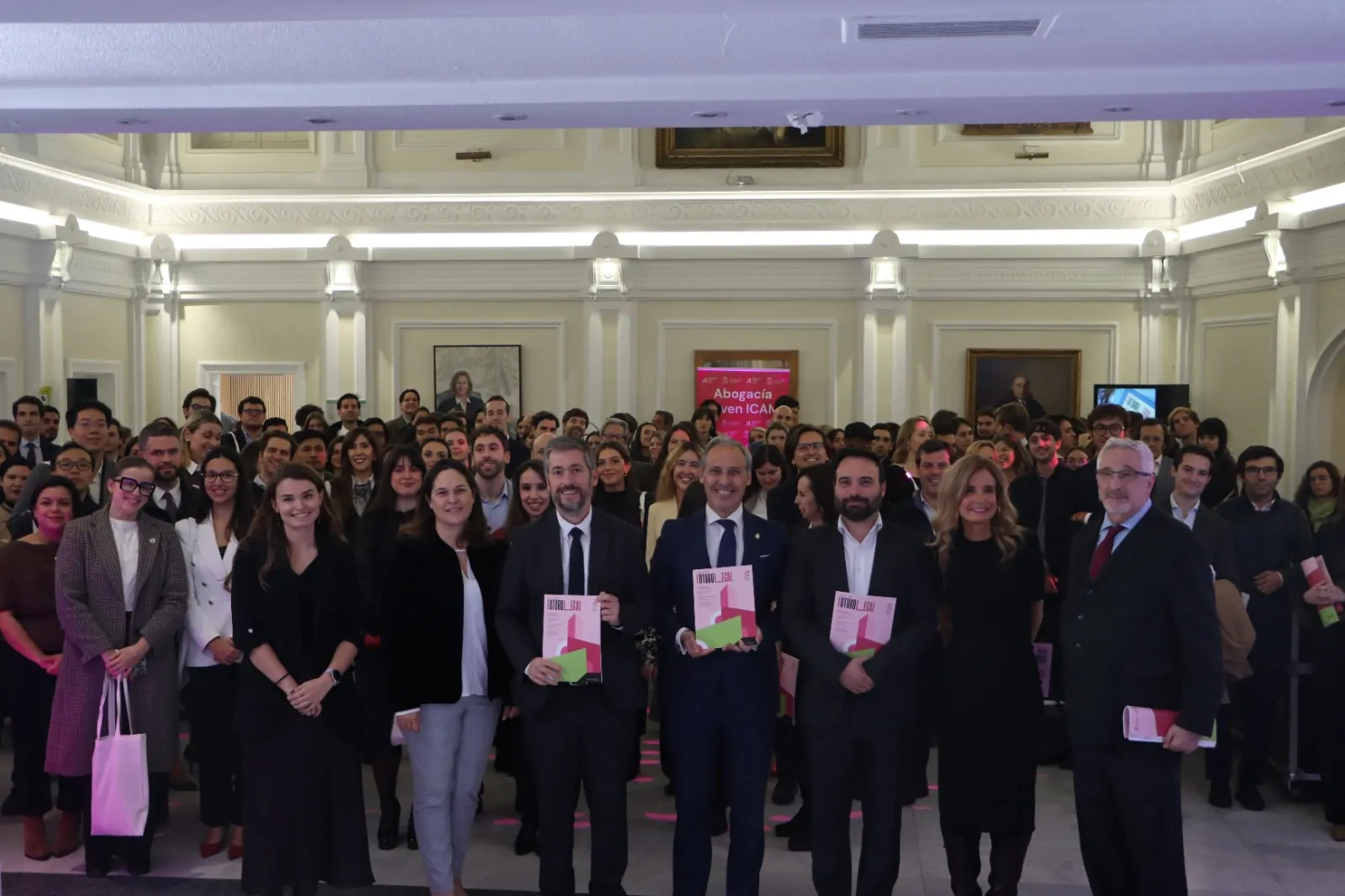 Foto de familia de la presentación de la revista 'Futuro Legal' del ICAM con los asistentes al acto.