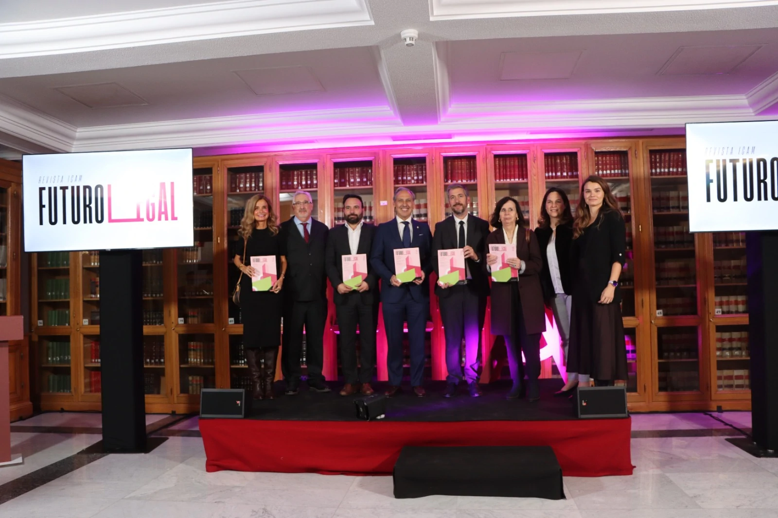 Foto de familia de la presentación de la revista 'Futuro Legal' del ICAM, de la que ACIJUR es partícipe.