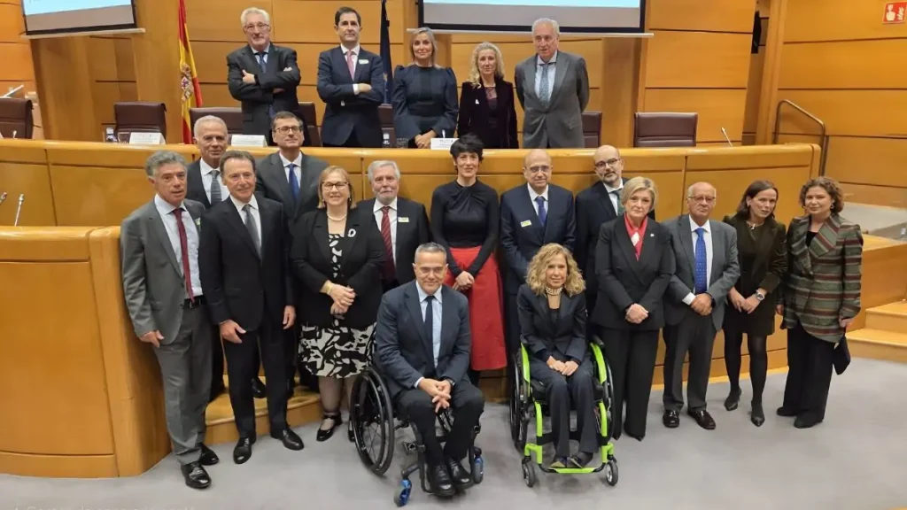 Foto de familia de todos los galardonados de la XX Edición de los Premios 'Mérito Social' de los Graduados Sociales.