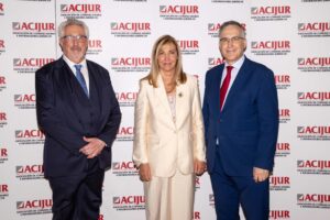 La presidenta del Tribunal Supremo y del CGPJ, Isabel Perelló, con Xavier Gil Pecharromán (izda.), presidente de ACIJUR, y con Carlos Berbell (dcha.), vicepresidente de ACIJUR.