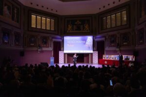 Comienza el acto de entrega de los XV Premios Puñetas de ACIJUR en el Ateneo de Madrid. Conduce el acto María Juan.