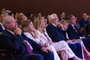 El presidente de ACIJUR, Xavier Gil Pecharromán, con autoridades asistentes y premiados. A su dcha.: Isabel Perelló, presidenta del Supremo y del CGPJ; Rosa Ana Morán y Francisco Navarro Sanchís, Premios Puñetas de Plata y Bronce, respectivamente. A su izda.: Consuelo Madrigal y Julián Sánchez Melgar, Premios Puñetas a la Trayectoria y Oro, respectivamente.