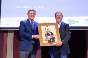 Rafael Caamaño, exministro de Justicia, recibe la distinción de “Socio de Honor” de ACIJUR de manos de Rafael Catalá, exministro de Justicia.