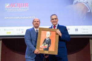 Juan Carlos Campo, magistrado del Tribunal Constitucional y exministro de Justicia, recibe la distinción de “Socio de Honor” de ACIJUR de manos de Carlos Berbell, vicepresidente de ACIJUR.