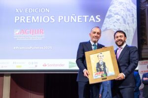 Manuel Marchena, magistrado del Tribunal Supremo, recibe la distinción de “Socio de Honor” de ACIJUR de manos de Carlos García-León, miembro de la Junta Directiva de ACIJUR.