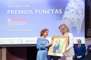 María Emilia Adán, exdecana del Colegio de Registradores de España, recibe la distinción de “Socia de Honor” de ACIJUR de manos de Leonor Recio, miembro de la Junta Directiva de ACIJUR.