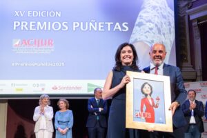 Julia Fernández Cantillana, responsable del contrato del Ministerio de Justicia de Santander España, recibe la distinción de “Socia de Honor” de ACIJUR de manos de Carlos Lamadrid, miembro de la Junta Directiva de ACIJUR.