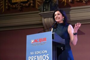Julia Fernández Cantillana, nueva “Socia de Honor” de ACIJUR, durante su intervención al recoger su distinción.