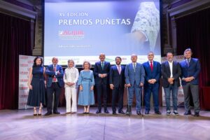 Foto de familia de los nuevos “Socios de Honor” de ACIJUR con miembros de la Junta Directiva.