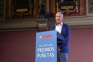 Andrés Garvi, exsecretario general de ACIJUR, durante su intervención al recoger el premio.